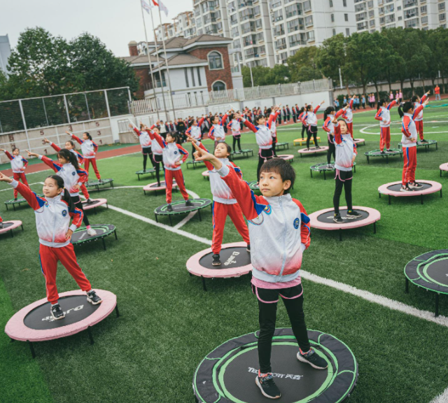 构成阶梯式思政育人链条孩子们手里有一本特别的美德存折